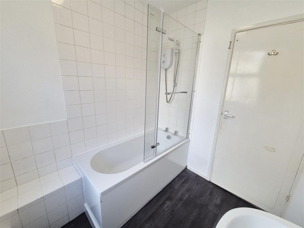 Property photo 2 of 12 Bathroom