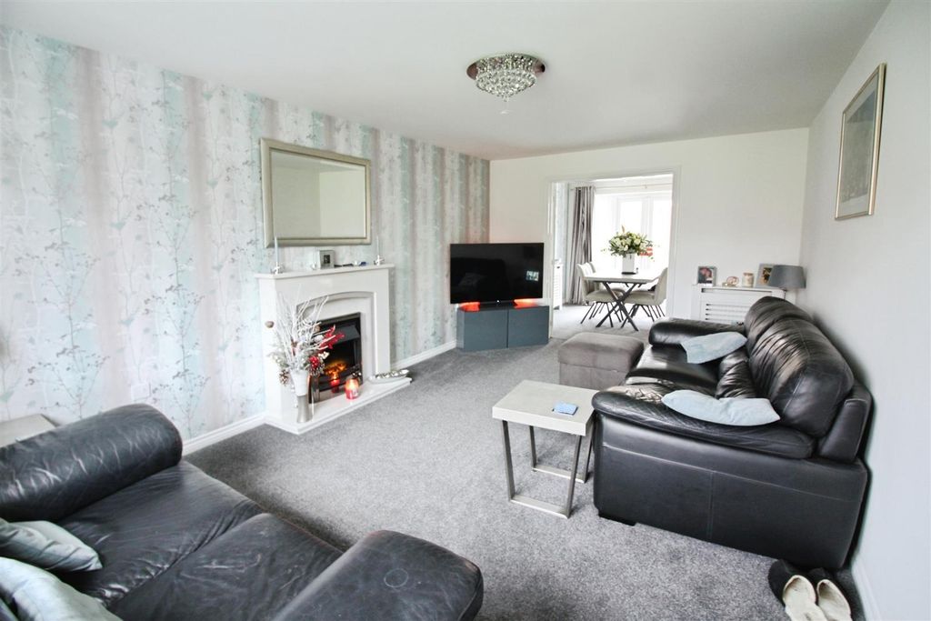 Property photo 2 of 18 Living Room