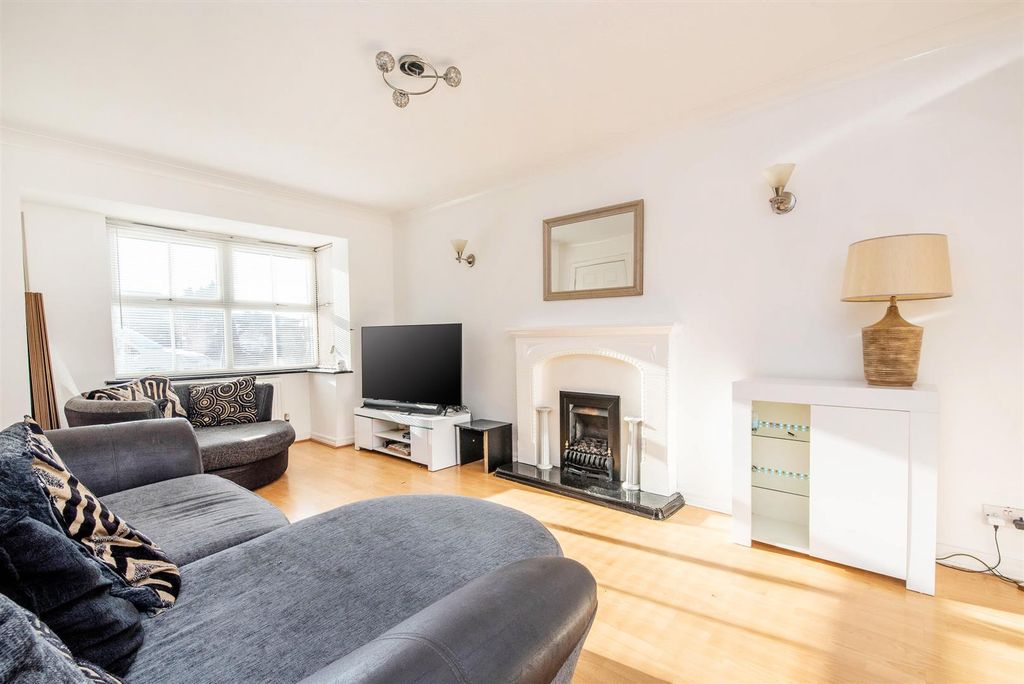 Property photo 3 of 16 Lounge