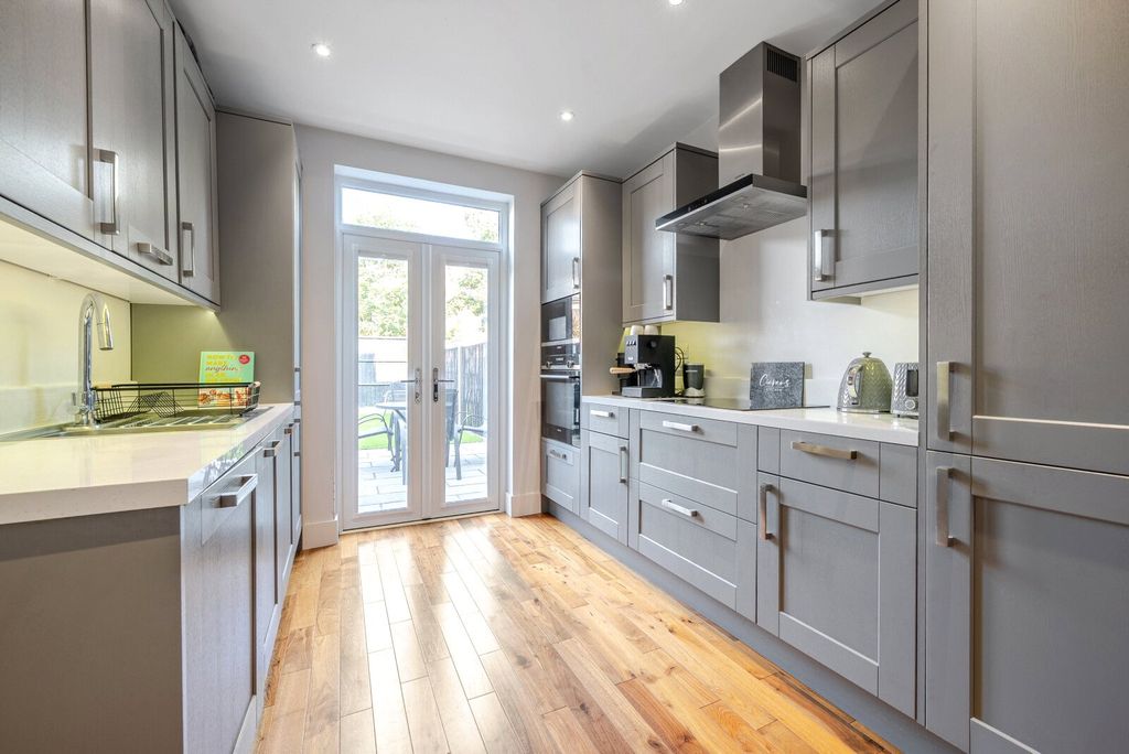 Property photo 2 of 10 Kitchen