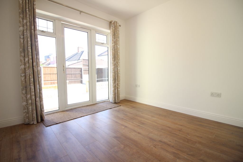 Property photo 3 of 13 9 Bovingdon Avenue (