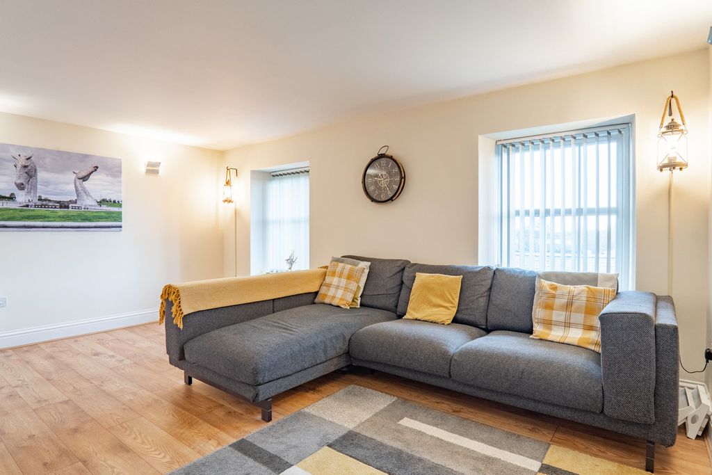 Property photo 2 of 28