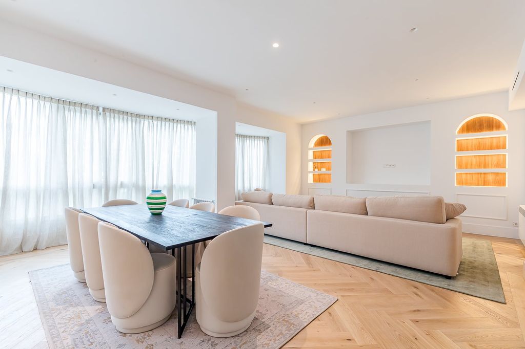 Property photo 1 of 62 Apartment For Sale On María De Molina Street