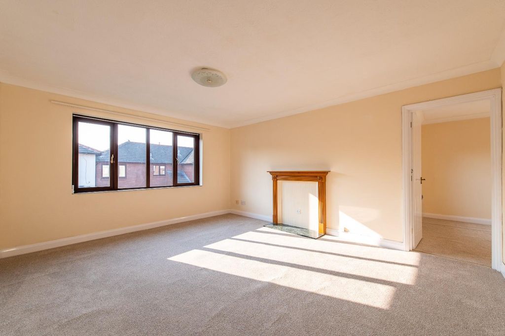 Property photo 1 of 11 Living Room
