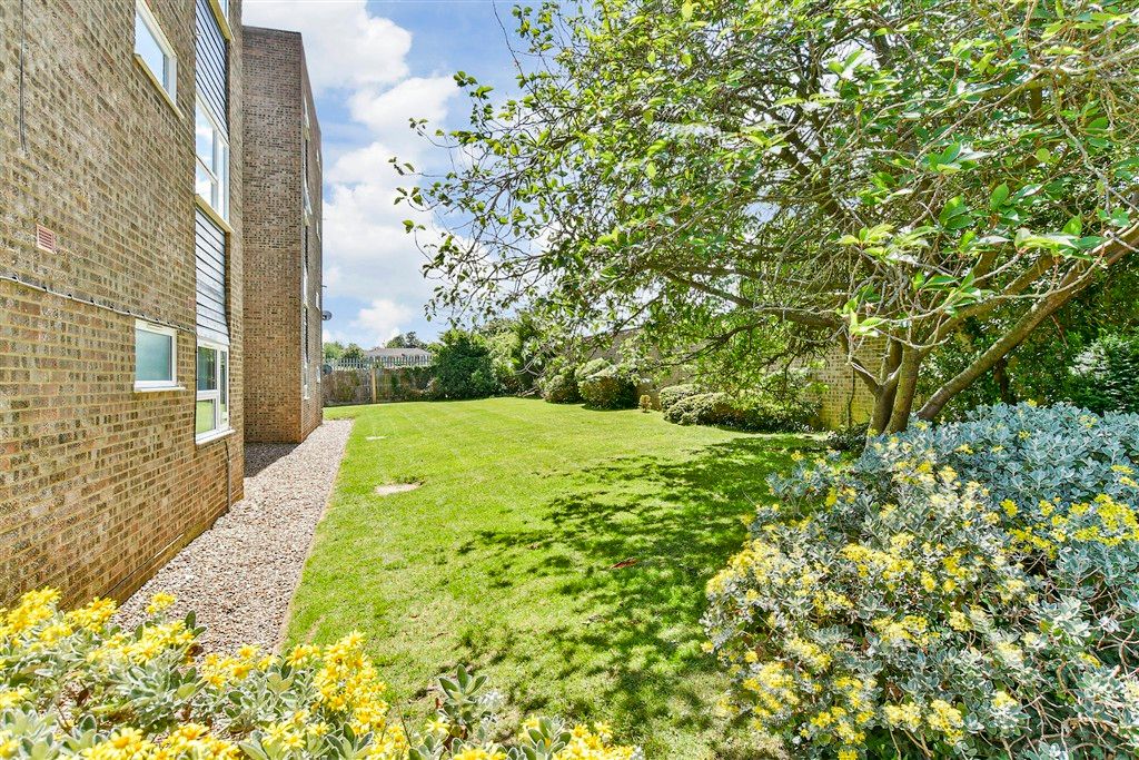 Property photo 2 of 12 Communal Gardens