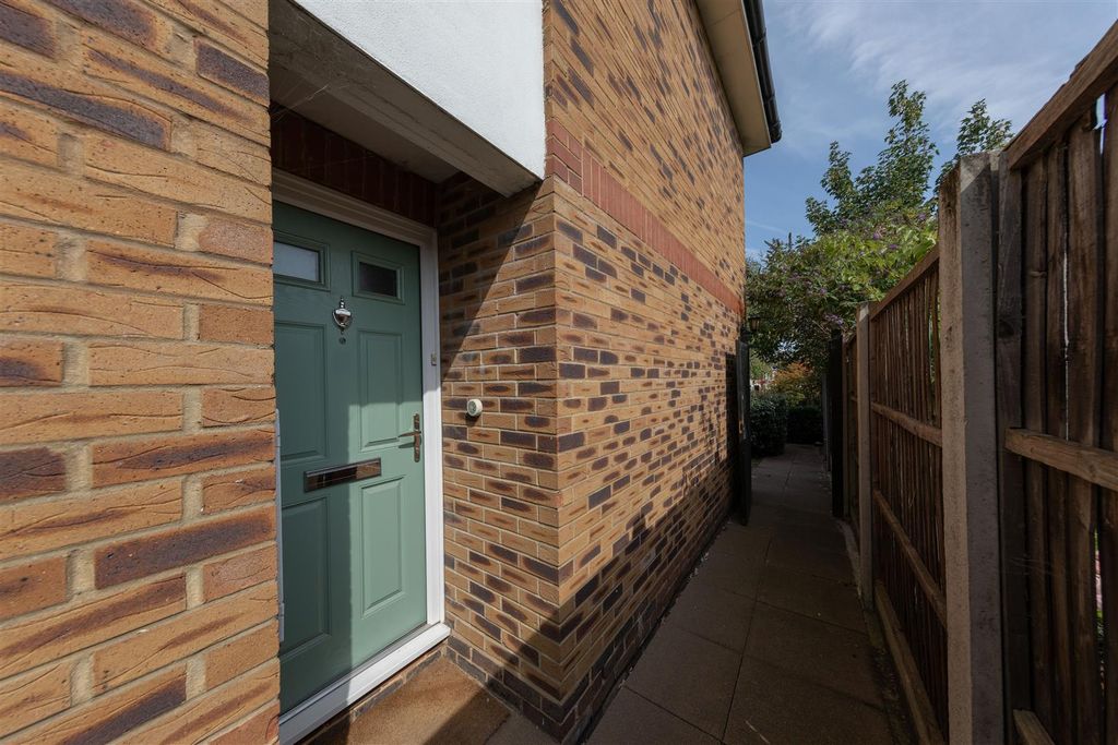 Property photo 2 of 24 Woodville Road, E18
