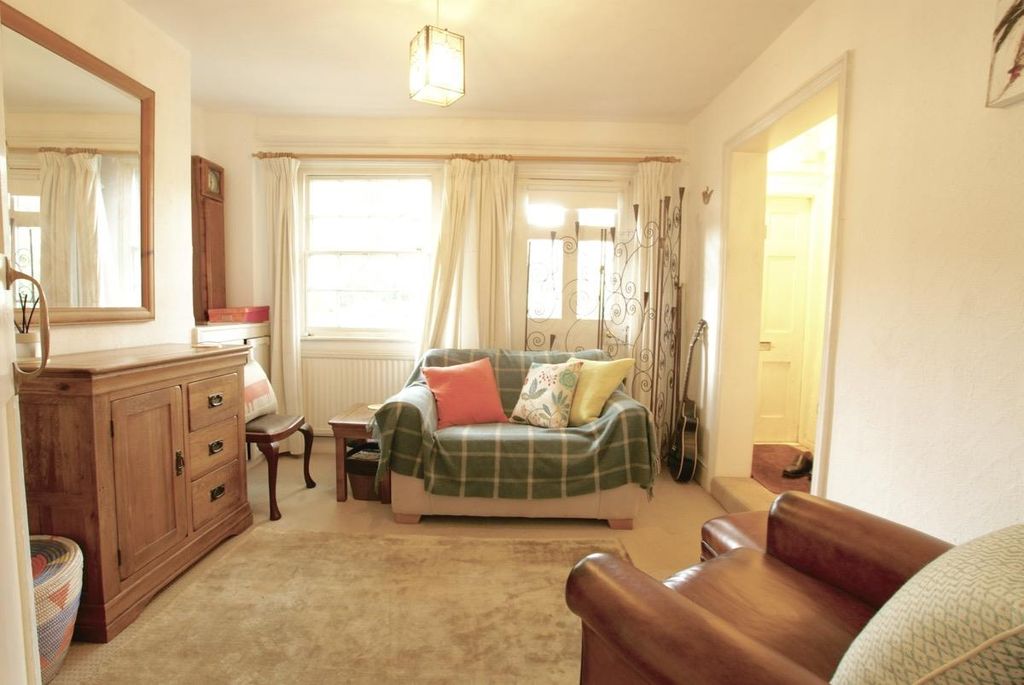 Property photo 3 of 11 Living Room