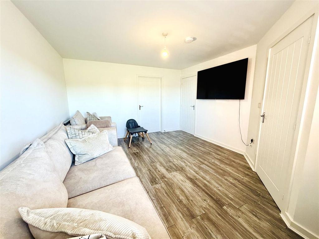 Property photo 2 of 19 Lounge