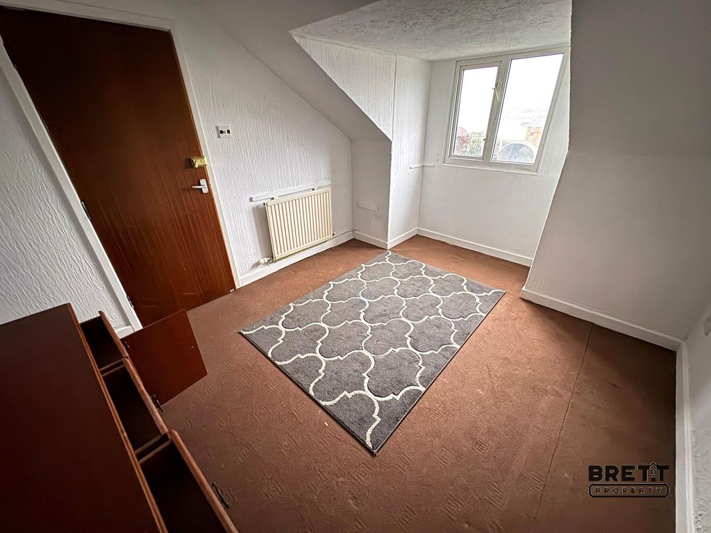 Additional image 5 of 2 bed flat to rentFlat 7 Edinburgh House, 95 Queen Street, Pembroke Dock, Pembrokeshire. SA72