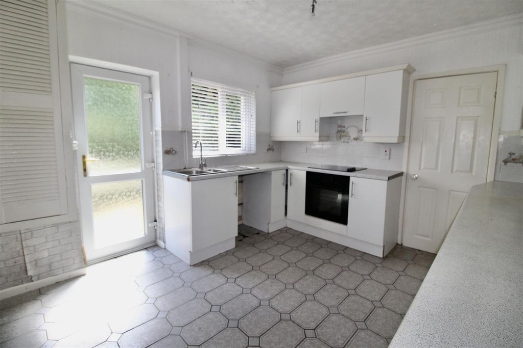 Property photo 3 of 9 Kitchen