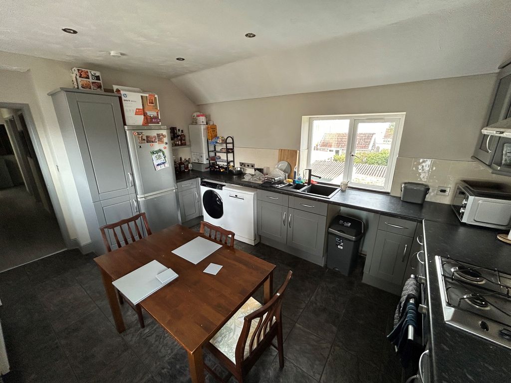 Property photo 3 of 9 Kitchen 2