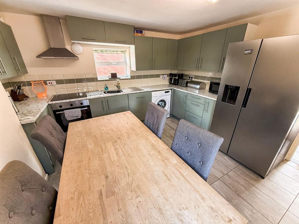 Property photo 3 of 19 Kitchen/ Dining Room
