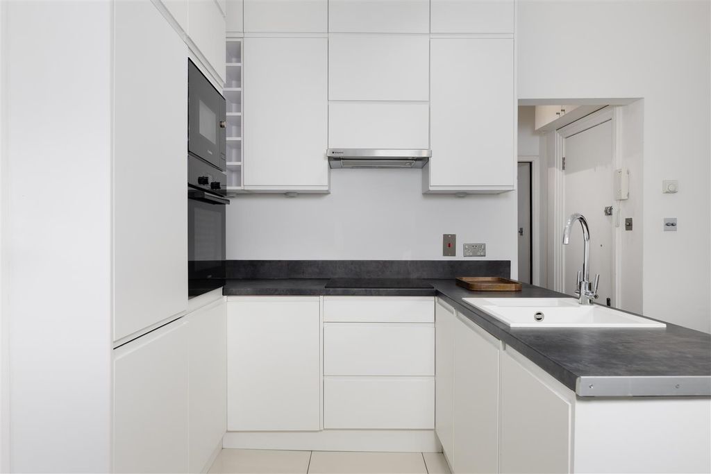 Property photo 3 of 10 Redcliffe Gardens
