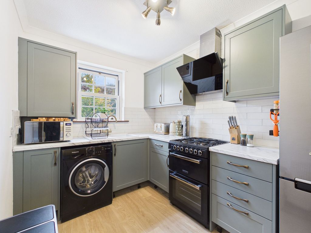 Property photo 3 of 10 Kitchen