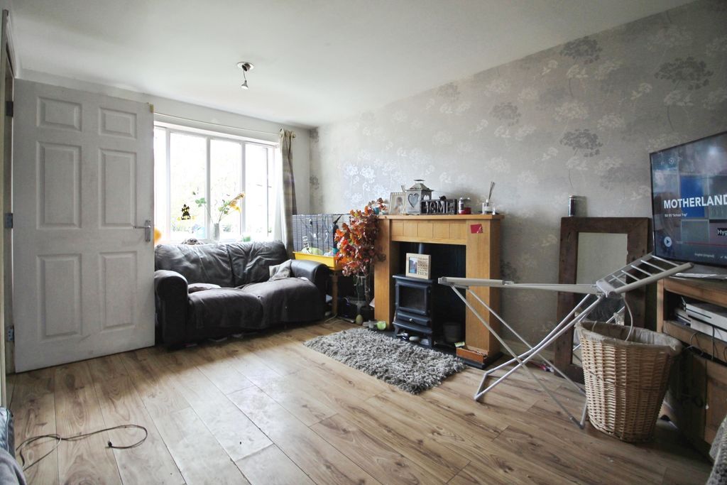 Property photo 3 of 11 Living Room