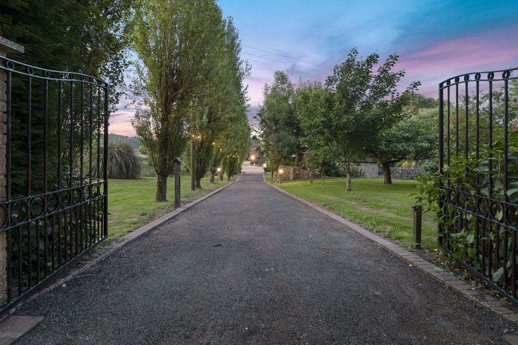 Property photo 2 of 31