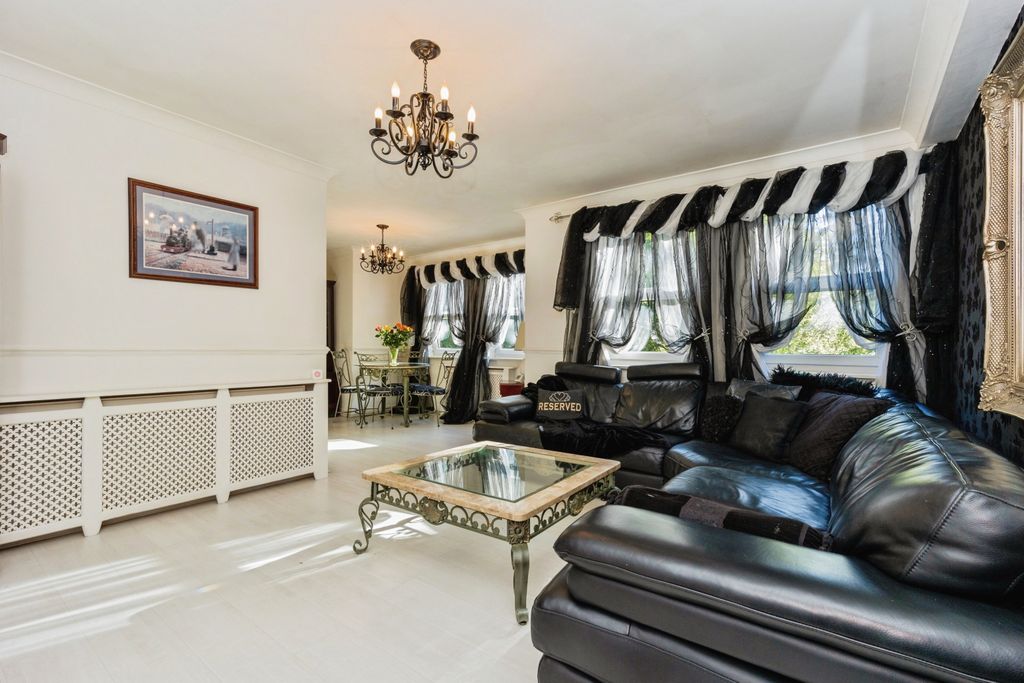 Property photo 3 of 28 Imgl4664