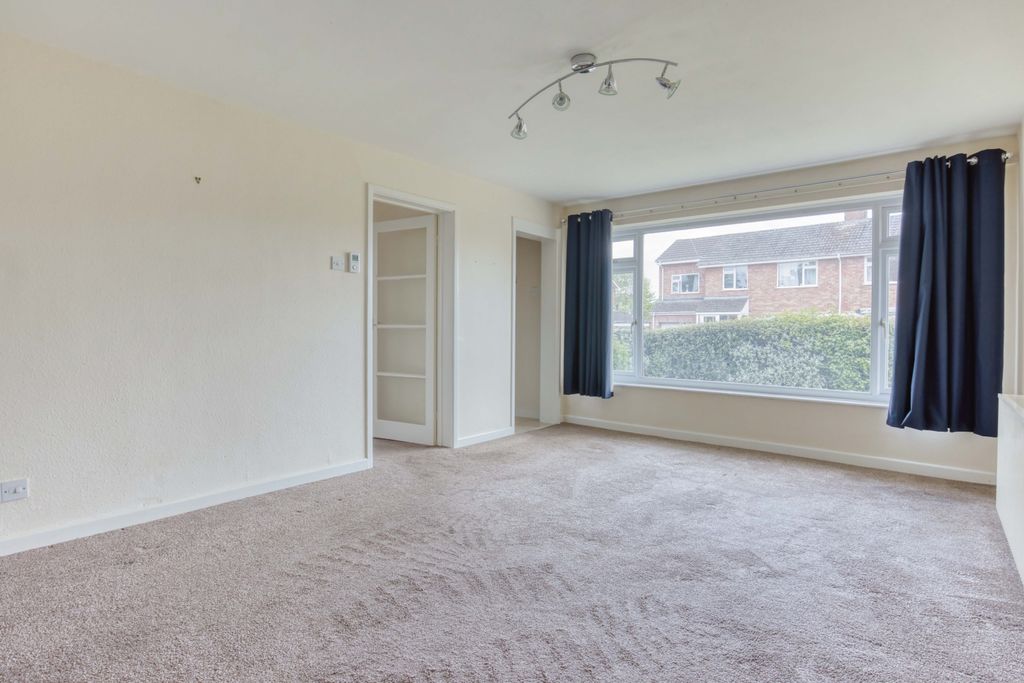 Property photo 2 of 11 Ewemove Taunton - Deane Drive (7)