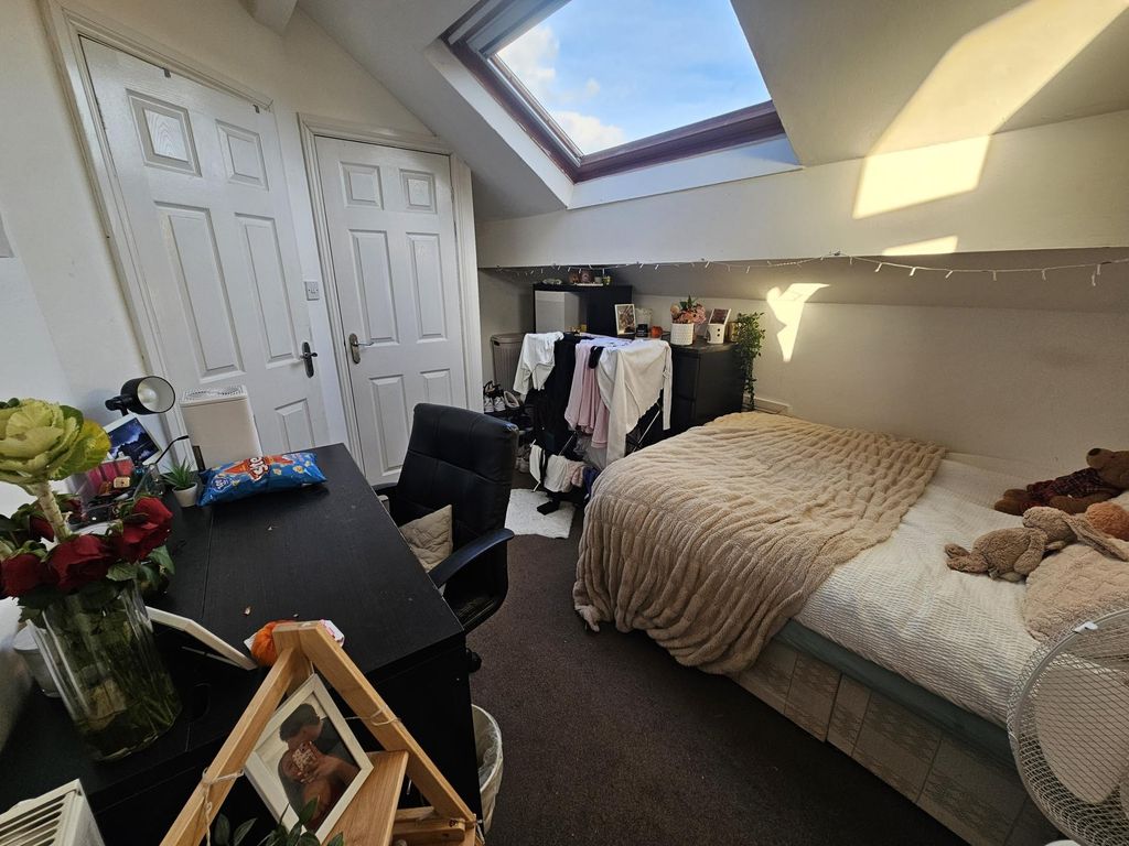 Property photo 2 of 19 Cozy Double Attic Bedroom With A Double Bed, Skyli...