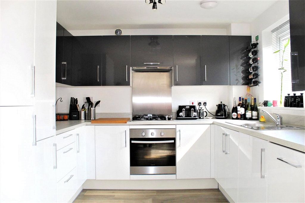 Property photo 3 of 8 Kitchen