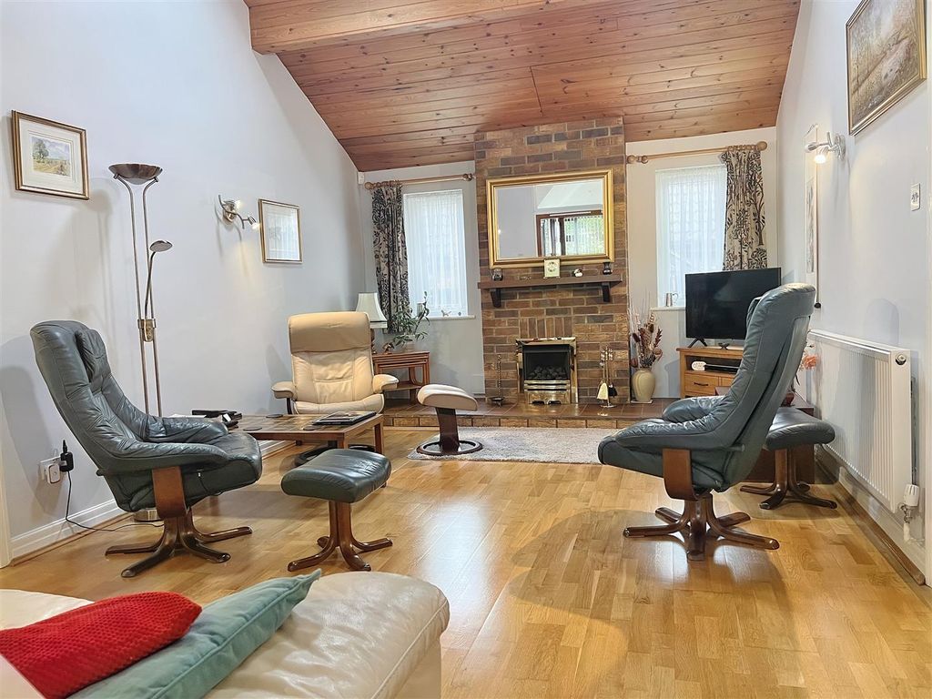 Property photo 3 of 24 Lounge