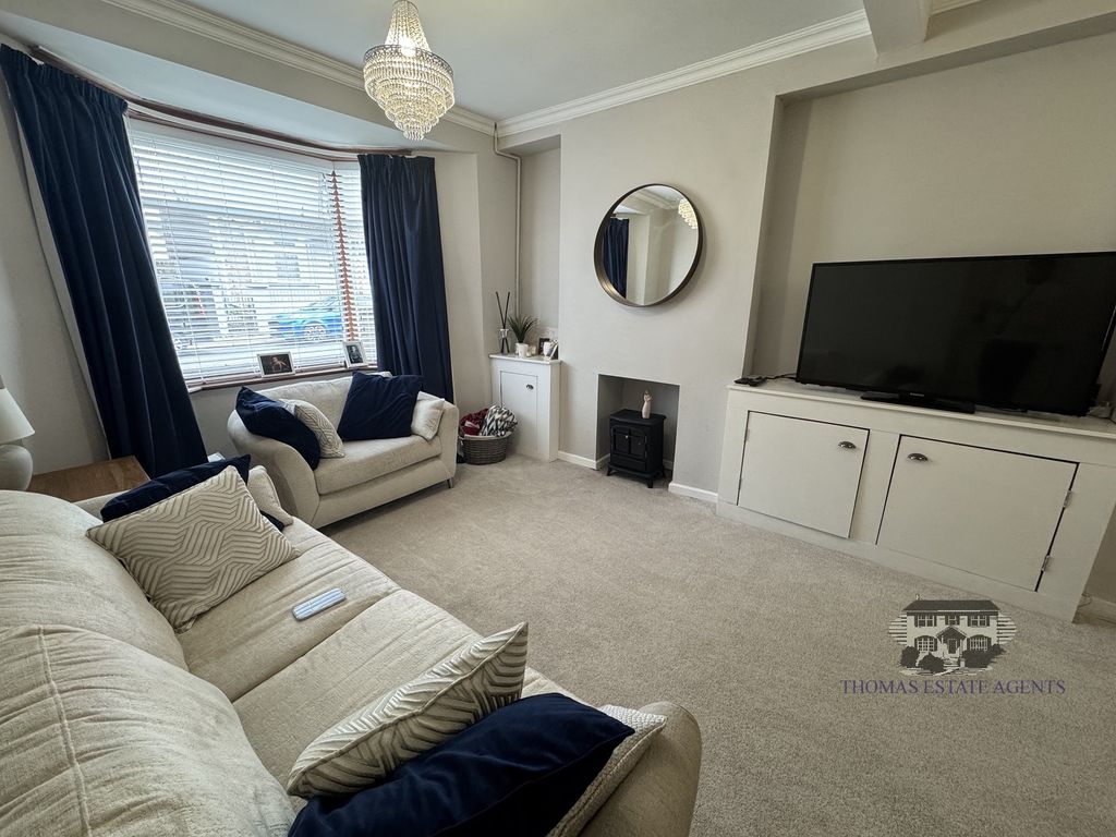 Property photo 3 of 18 Lounge