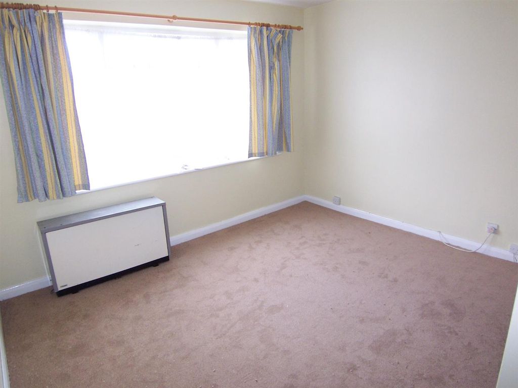 Property photo 3 of 8 Bedroom.Jpg