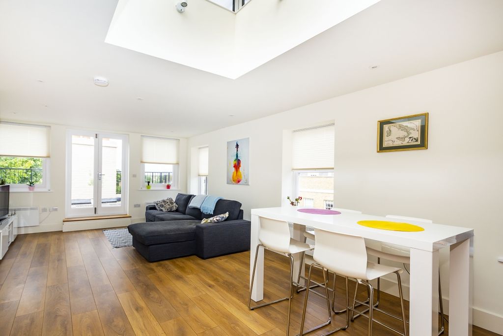 Property photo 1 of 11 Hill Rise