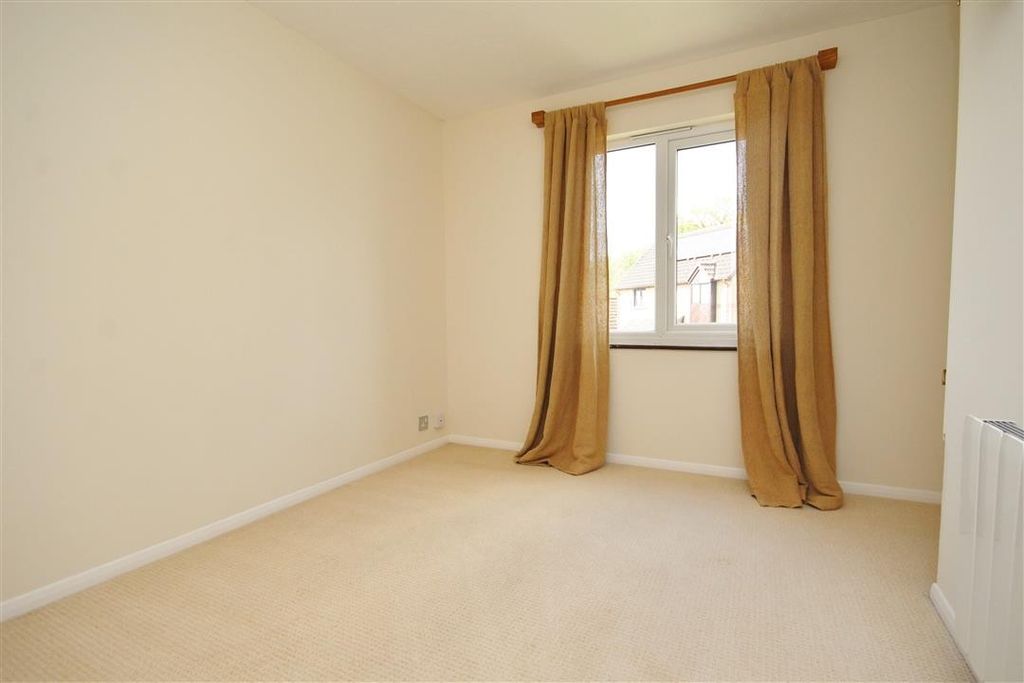 Property photo 2 of 6 Bedroom