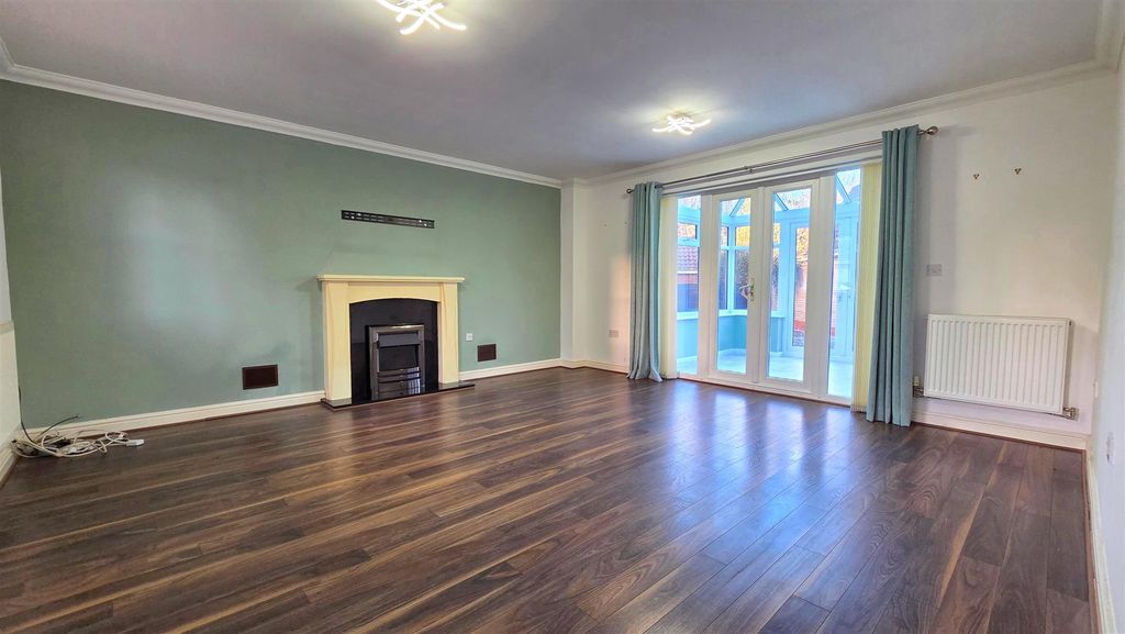 Property photo 2 of 17 Lounge