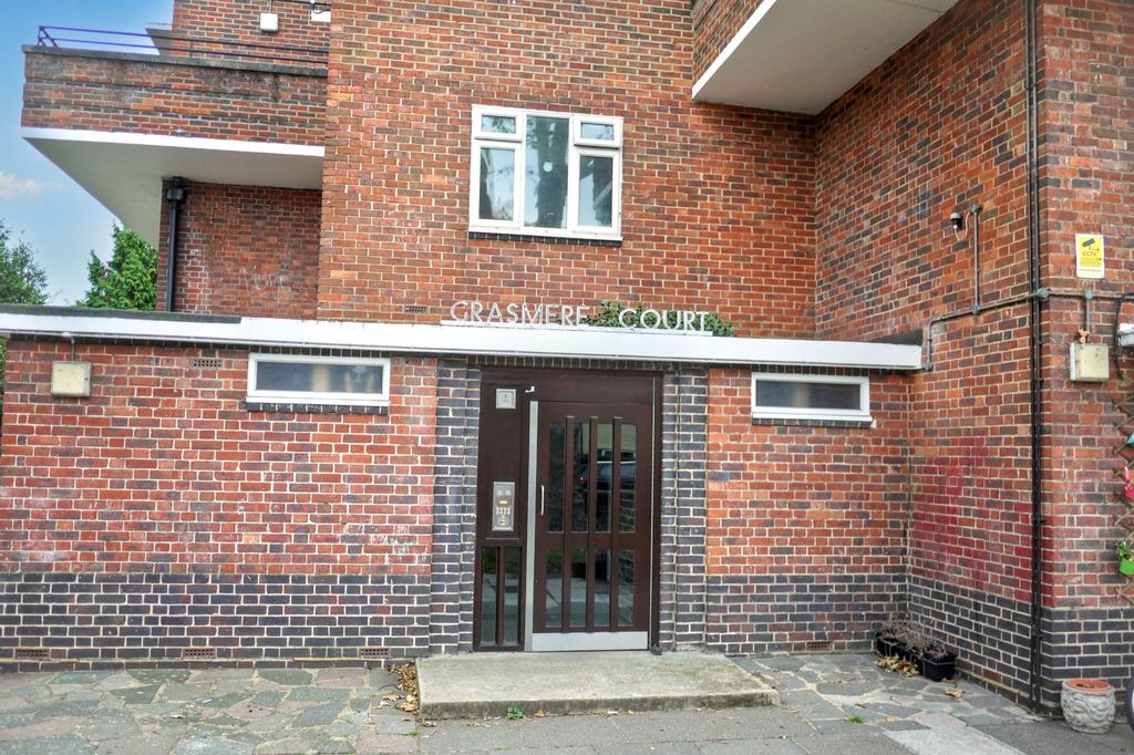 Property photo 2 of 17 12 Grasmere Court, Verdun Road, Barnes, London Sw13 9Au