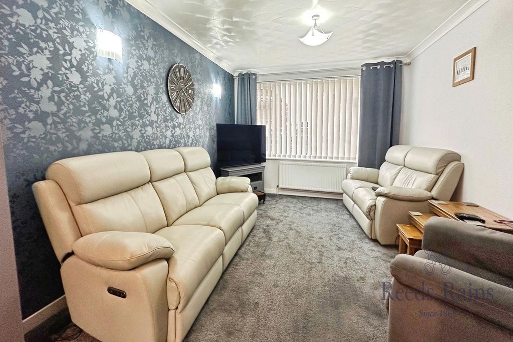 Property photo 3 of 17 Lounge