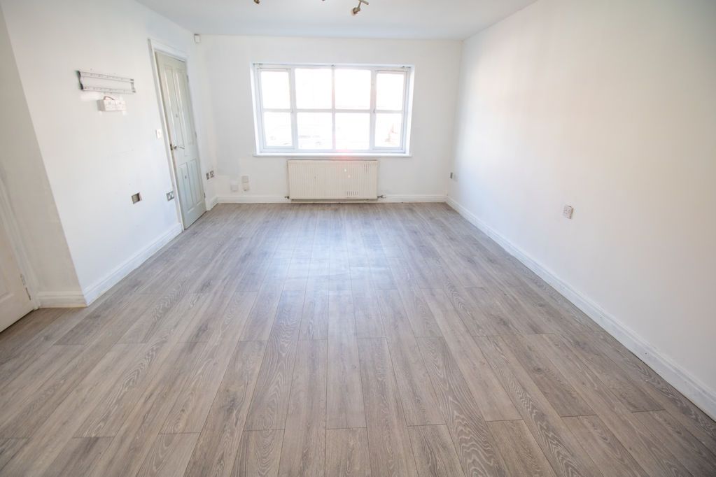 Property photo 3 of 20 Lounge