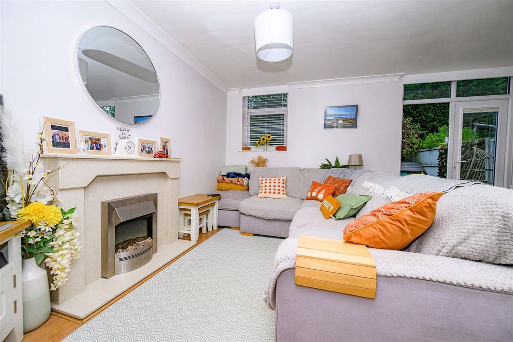 Property photo 2 of 15 Lounge