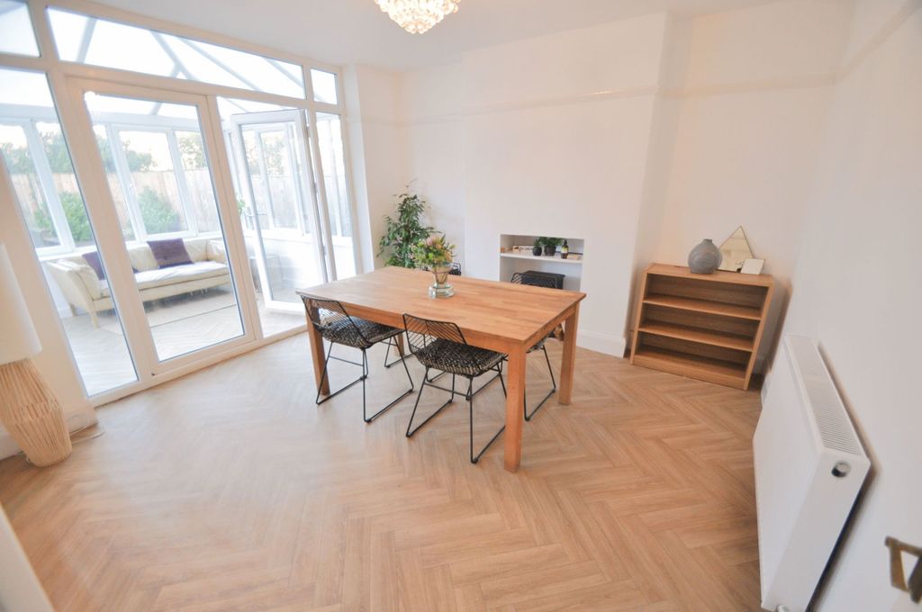 Property photo 3 of 33