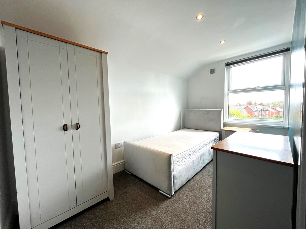 Property photo 2 of 7 Room