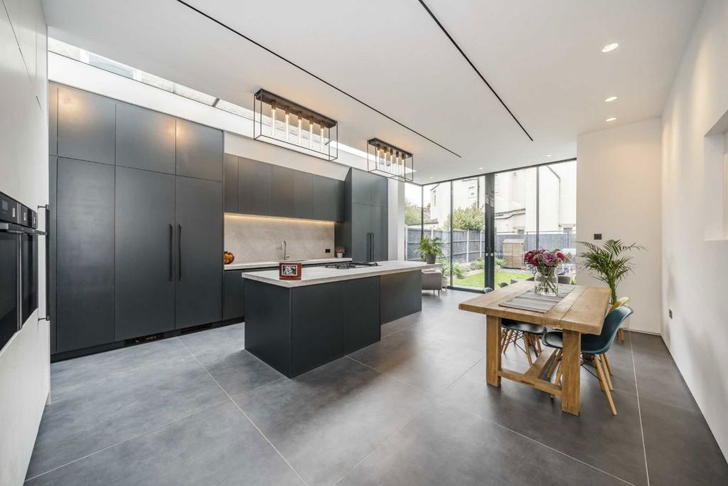 Property photo 2 of 25