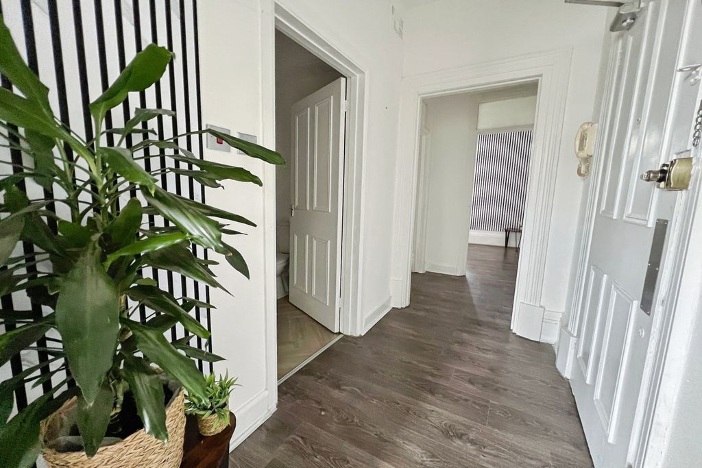 Property photo 2 of 11 Hallway