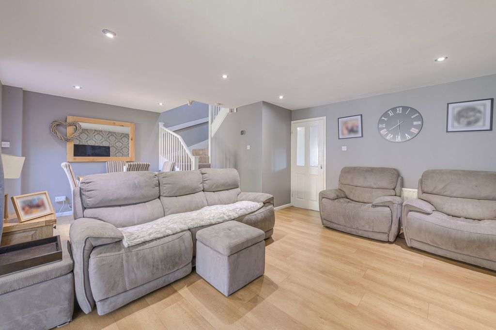 Property photo 2 of 27