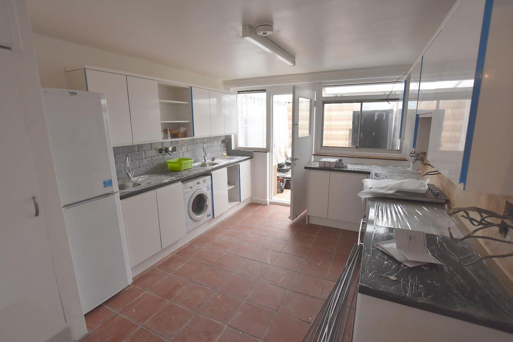 Property photo 2 of 11 Kitchen.Jpg