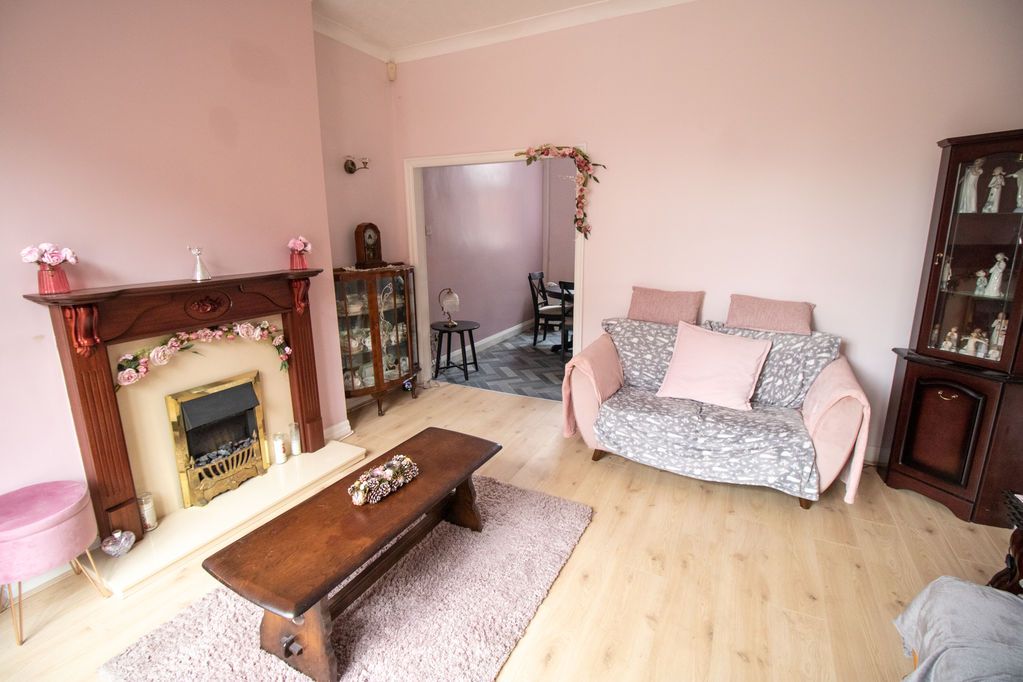 Property photo 3 of 15 Lounge