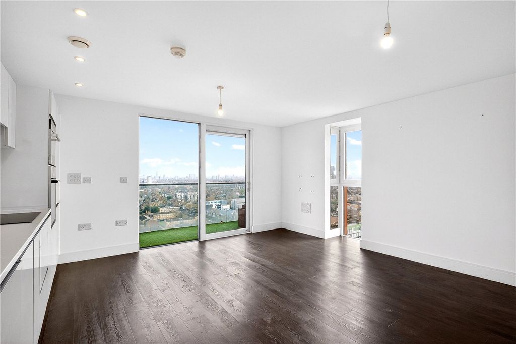 Property photo 2 of 20 Reception/Kitchen