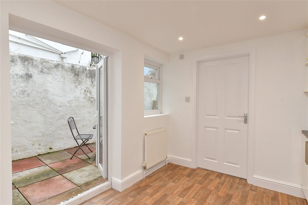 Property photo 3 of 10 Kitchen