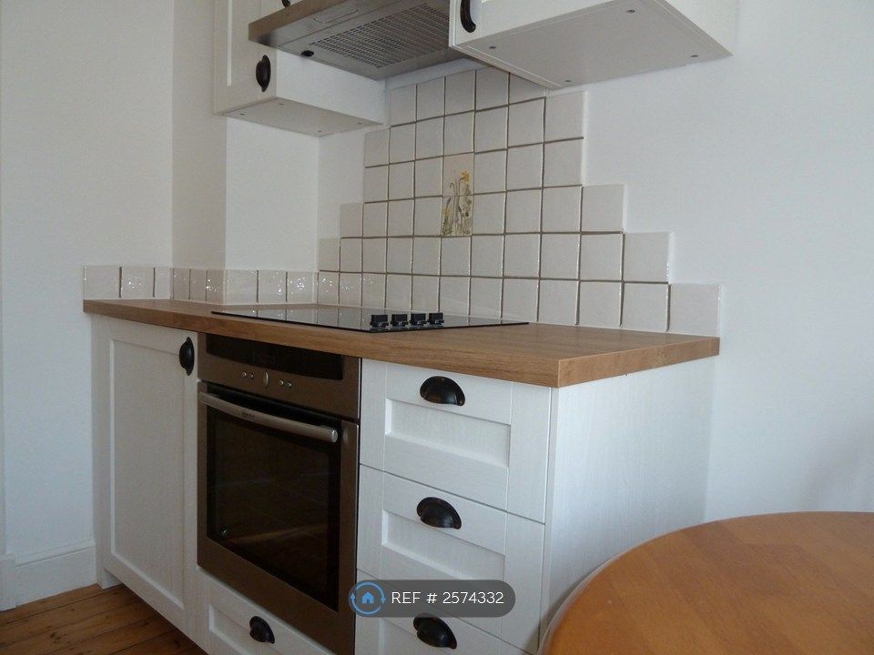 Property photo 3 of 7 Oven &amp; Hob