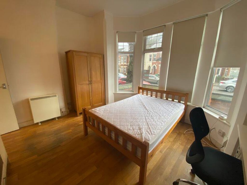 Property photo 3 of 5 A Bright And Spacious Double Bedroom Featuring Lar...