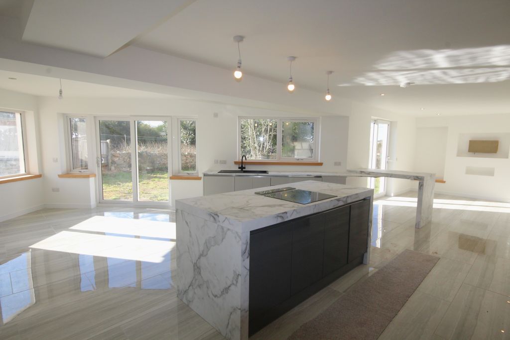 Property photo 3 of 25 Kitchen