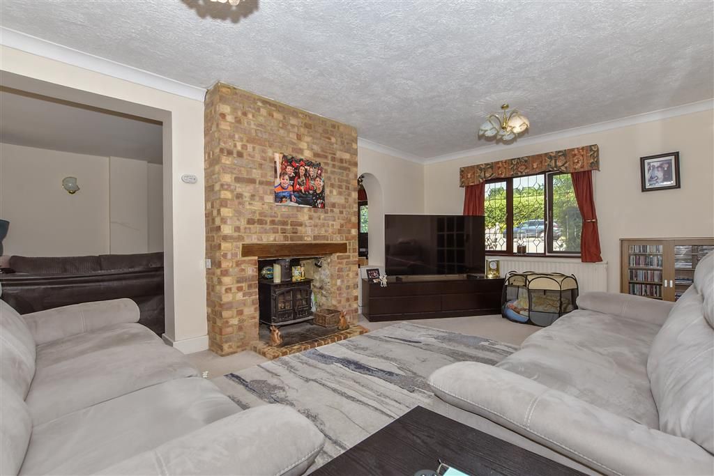 Property photo 3 of 19 Lounge