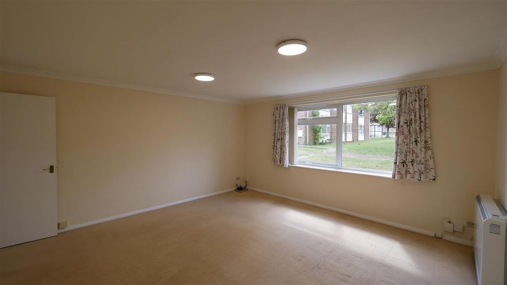 Property photo 2 of 9 Lounge