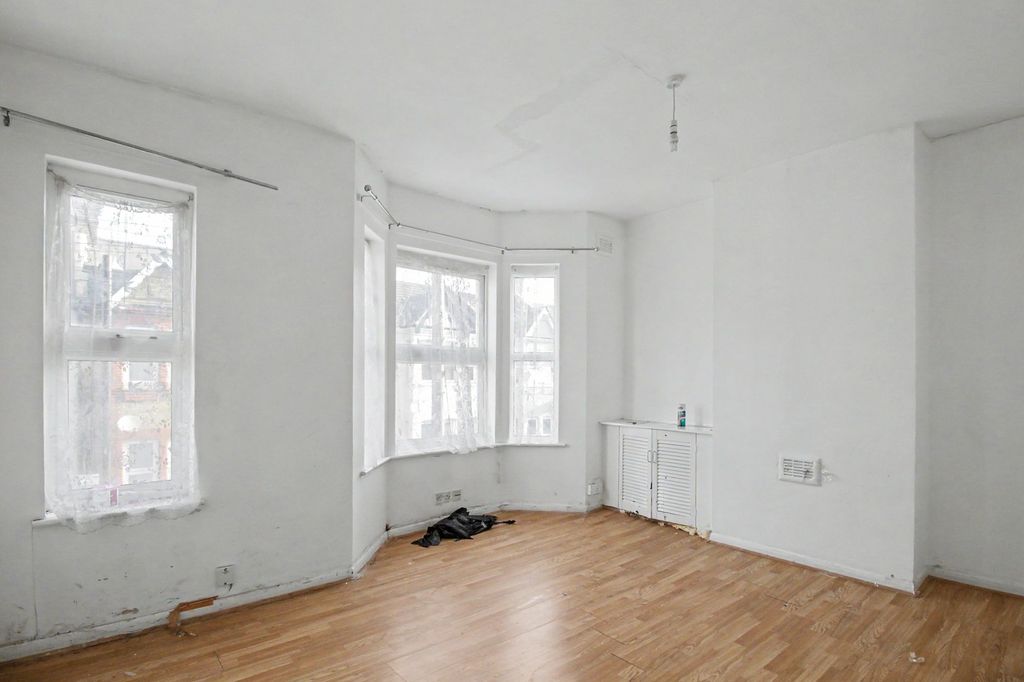 Property photo 3 of 8 First Floor Flat, 32 Bingley Road, London E16 3Jr