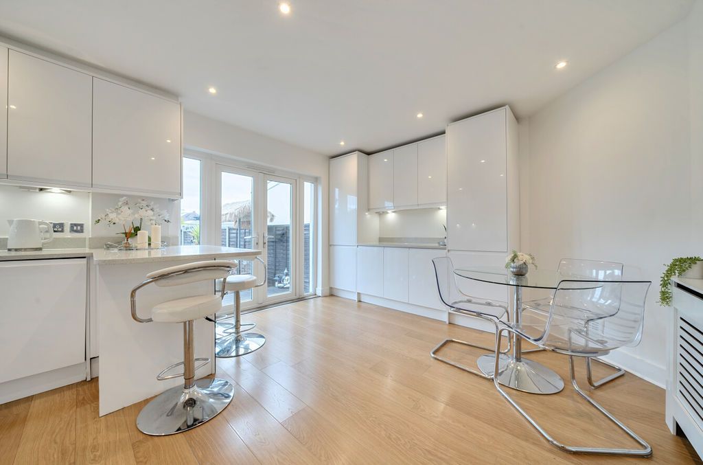 Property photo 2 of 20 Kitchen Diner Angle 1